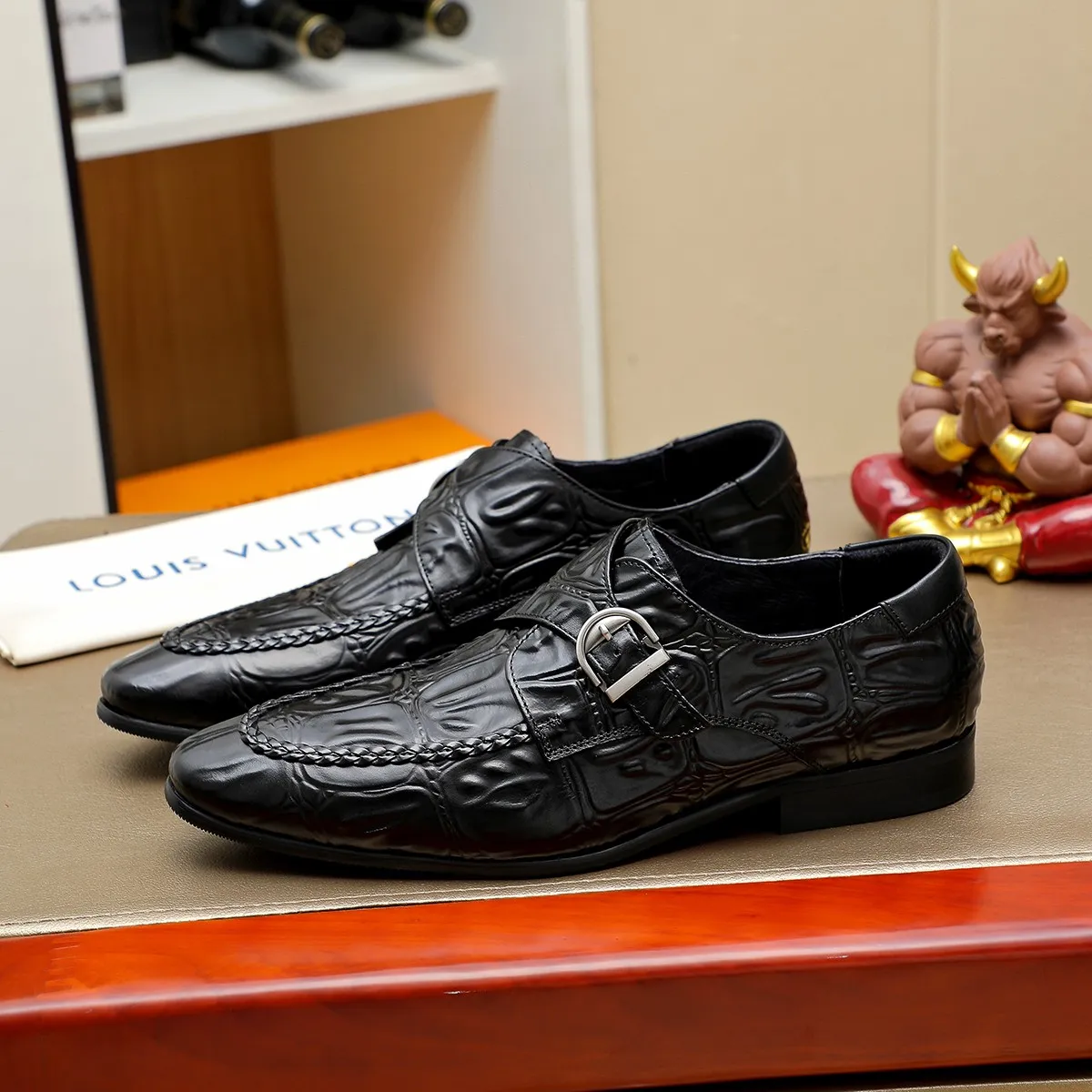 Men's shoes 💰540 💰 Louis Vuitton LV ® Autumn and Winter 🆕 models 🔛Full shoe counter First layer cowhide, 🐂leather lining casual shoes for men, super soft outsole, essential for driving. Counter synchronized original first layer cowhide completely 1:1 mold customization 🌹Top version, 2 colors optional! Number: 38-45 (37.46. Customized)